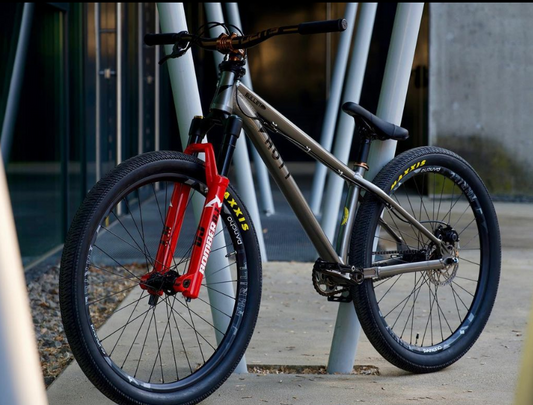 Bike von Dorian Macher in HOTT Grey mit Bomber DJ red