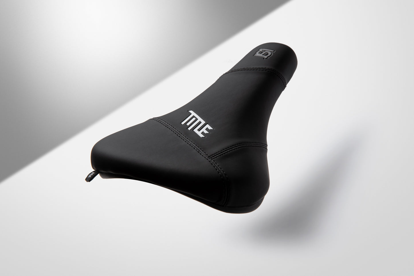TITLE JS1 Sattel